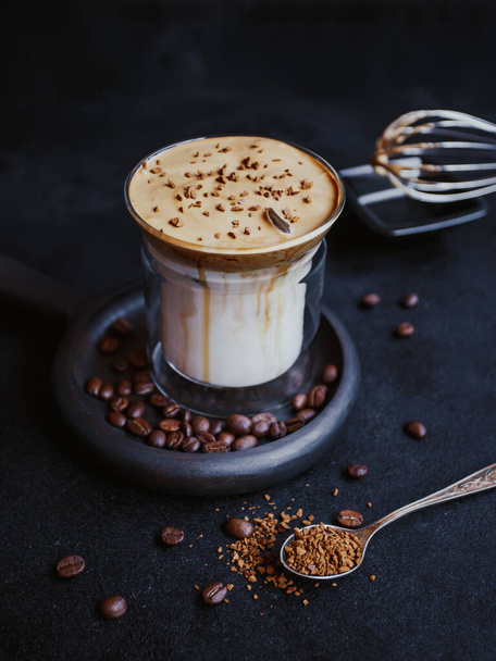Dalgona Coffee, modny fajny puszysty puszysty bita kawa. - Zdjęcie, obraz