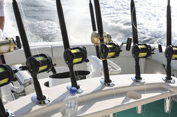 Tiges de filage avec des bobines installées dans les supports avant de pêcher sur un bateau. Équipement pour la pêche au trophée de mer sur un yacht de pêche
. - Photo, image