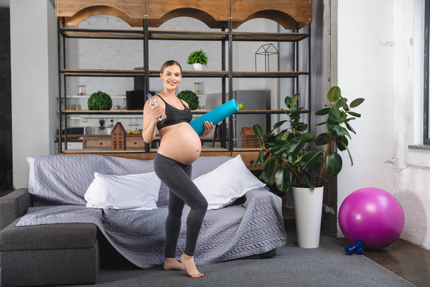 Pregnant woman training. Healthy Pregnancy concept. - Foto, Bild