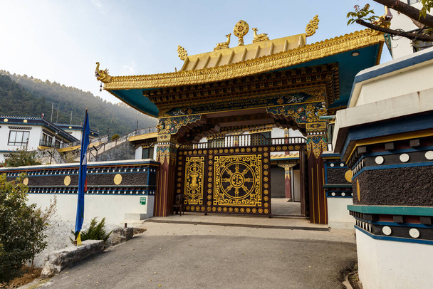 2016年11月13日-ネパール・ダッキンカリ修道院の正門。新しいアゾム修道院。アゾム国際仏教研究所. - 写真・画像