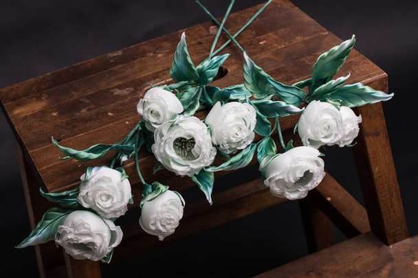 Λευκά τριαντάφυλλα σε ξύλινη καρέκλα - Φωτογραφία, εικόνα