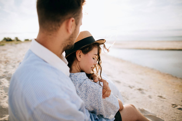 Літня відпустка на острові. Молода пара в любові обіймається на пляжі
 - Фото, зображення