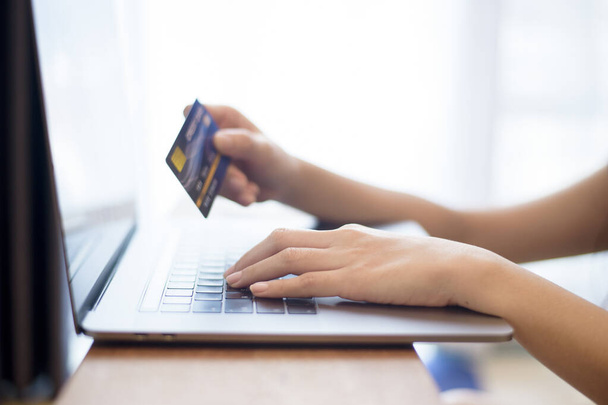 Kobieta ręka trzyma kartę kredytową, zakupy online  - Zdjęcie, obraz