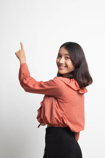 Takaisin Aasian nainen koskettaa näytön sormella valkoisella taustalla
 - Valokuva, kuva
