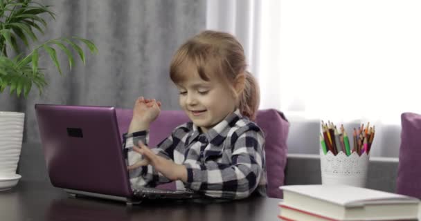 Chica haciendo lecciones en línea utilizando el ordenador portátil digital. Educación a distancia
 - Imágenes, Vídeo