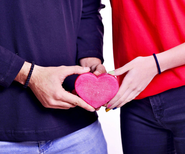 férfi és női kéz darab szív alakú tárgy. - Fotó, kép