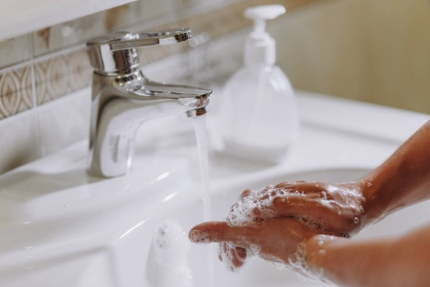 Menschliche Hände waschen, um Coronavirus zu verhindern, Hygiene, die Ausbreitung des Coronavirus zu stoppen. - Foto, Bild