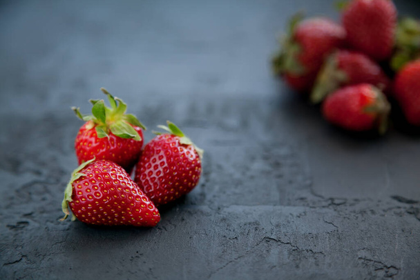 Close-up red fresh juicy strawberries on a dark background - Foto, Imagem