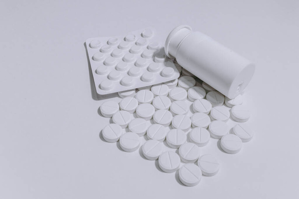 Крупный план витамина D таблетки на белом фоне. обзор пищевых добавок
. - Фото, изображение