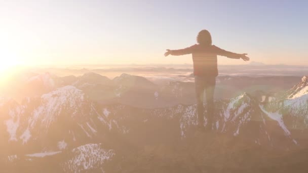Dziewczyna na szczycie skalnego klifu z pięknym kanadyjskim krajobrazem górskim - Materiał filmowy, wideo