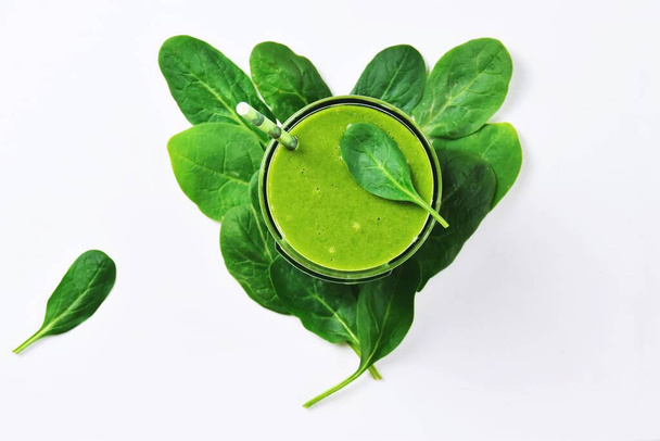 Frullato di spinaci super verde isolato su sfondo bianco. Vista dall'alto frullato verde
 - Foto, immagini