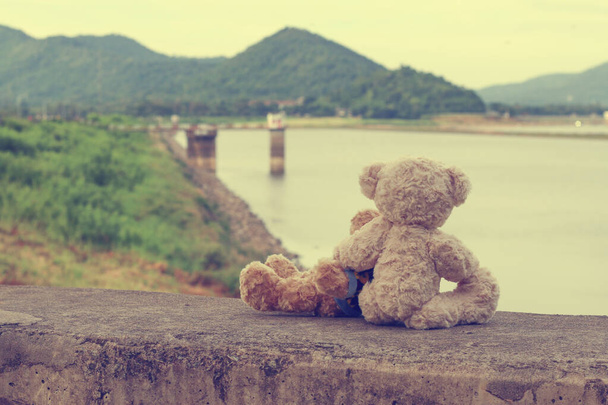 Twee bruine teddyberen knuffelend, omhelzen elkaar. Met kopieerruimte achtergrond Afbeelding vintage stijl. - Foto, afbeelding