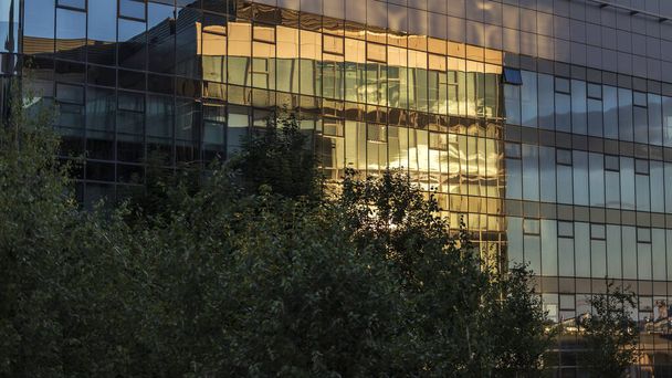 Edificio de vidrio con reflejo en la puesta del sol Campus Brno en República Checa
. - Foto, Imagen