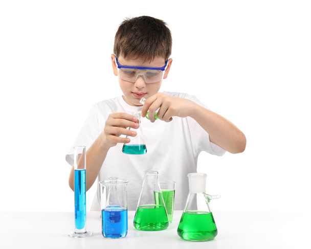 Fiksu pikkupoika tekemässä kemiallisia kokeita, eristyksissä valkoisella
 - Valokuva, kuva