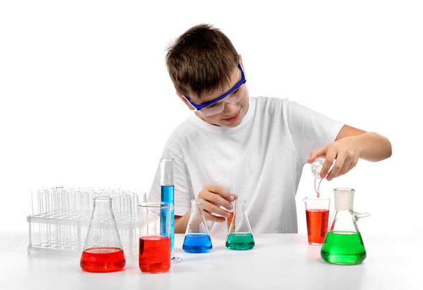 Un niño inteligente haciendo experimentos químicos, aislado en blanco
 - Foto, imagen