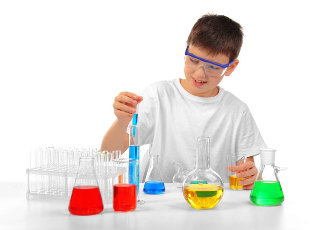 Okos kisfiú, aki kémiai kísérleteket végez, fehér bőrön elszigetelve. - Fotó, kép
