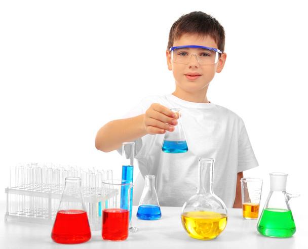 Розумний хлопчик робить хімічні експерименти, ізольовані на білому
 - Фото, зображення
