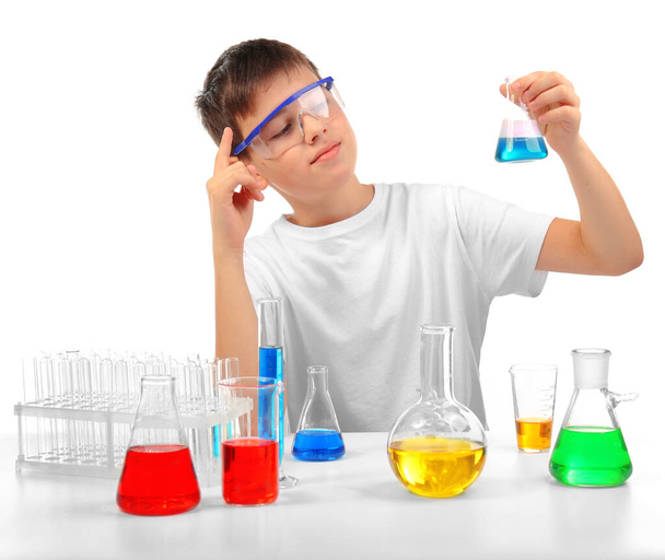Kluger kleiner Junge bei einem chemischen Experiment, isoliert auf weiß - Foto, Bild
