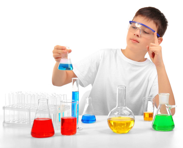Умный маленький мальчик проводит химические эксперименты, изолированные на белом
 - Фото, изображение
