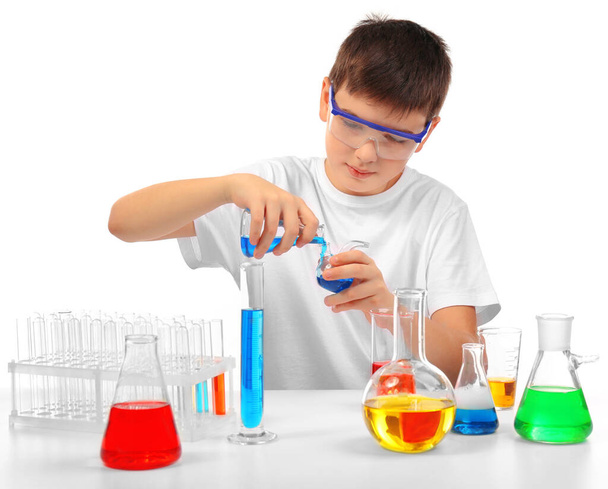 Petit garçon intelligent faisant une expérience chimique, isolé sur blanc
 - Photo, image