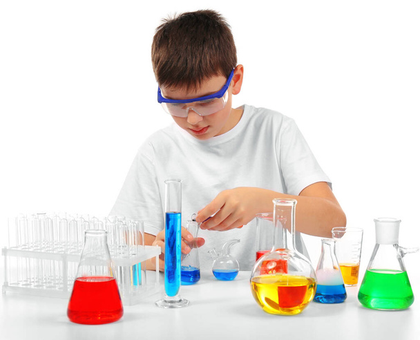 Un niño inteligente haciendo experimentos químicos, aislado en blanco
 - Foto, imagen