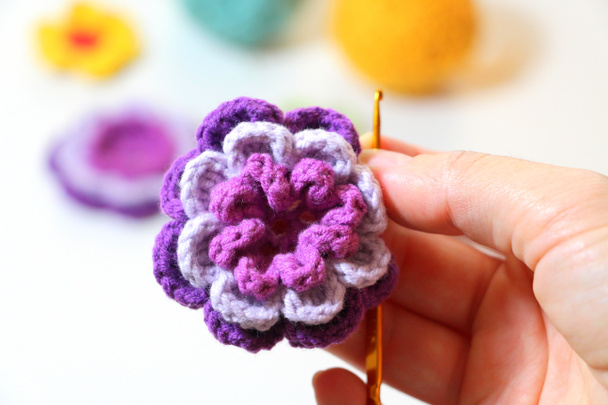 美しい松葉杖紫色の花。糸からの針仕事. - 写真・画像
