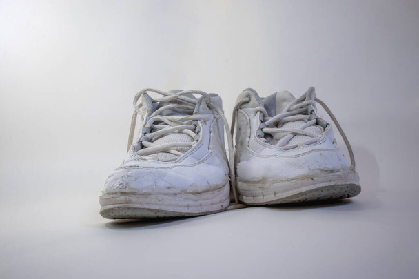 Vieilles chaussures de course blanches sur fond blanc sens du temps qui passe, consistance, etc.
 - Photo, image