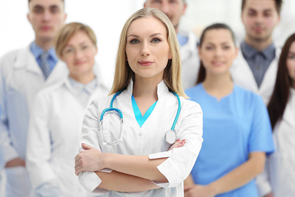 Médecin souriant avec des travailleurs médicaux debout à l'hôpital - Photo, image