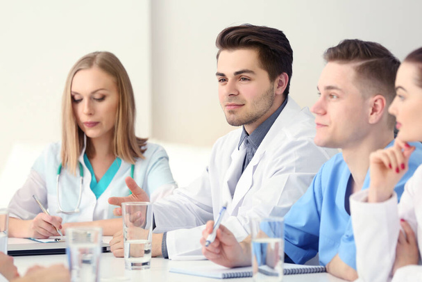 Orvosok ülnek a találkozón a modern kórházban - Fotó, kép