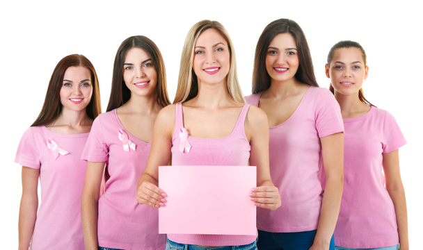 Belle giovani donne in camicie rosa su sfondo bianco. Concetto di cancro al seno
 - Foto, immagini