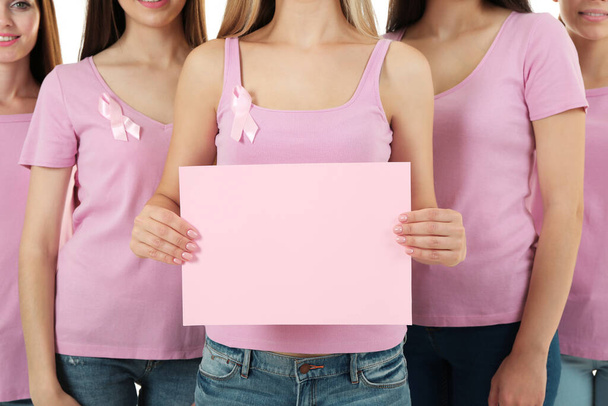 Mladé ženy v růžových košilích. Koncept karcinomu prsu - Fotografie, Obrázek