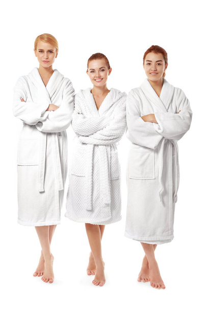 Három gyönyörű nő háziköntösben, fehér ruhában. - Fotó, kép