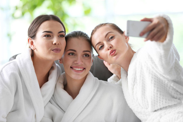 Beautiful girls taking selfie in spa salon - Photo, Image