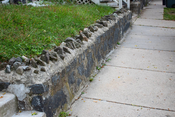 Piedra rematado muro de contención al lado de una acera y escaleras, aspecto horizontal
 - Foto, Imagen
