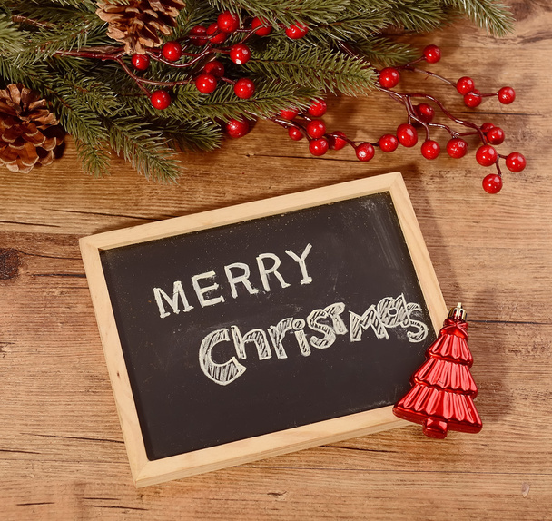 Tableau noir encadré dans de belles branches d'arbre de Noël et décor
 - Photo, image