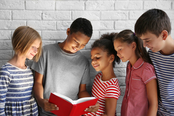 Bonito crianças lendo livro com lanterna
 - Foto, Imagem