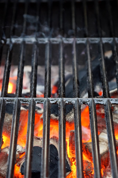 Parrilla caliente y carbón quemado
 - Foto, imagen