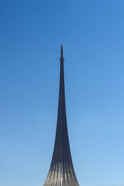 Moskova, Rusya, 05.03.2018. Moskova 'daki uzay fatihlerinin anıtı. Roketin yüksek irtifa yapısı ve dumanı titanyum levhalardan yapılmıştır. - Fotoğraf, Görsel
