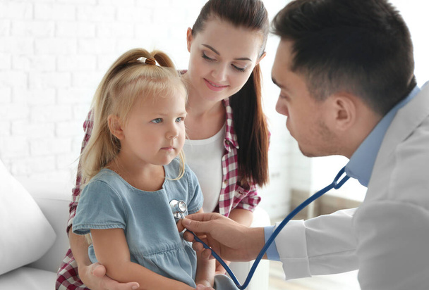 Médico pediatra masculino examinando menina pequena
 - Foto, Imagem