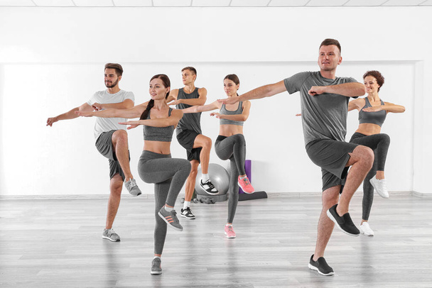 grupo de personas haciendo ejercicios en el gimnasio - Foto, Imagen