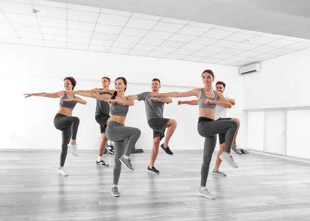 grupo de personas haciendo ejercicios en el gimnasio - Foto, Imagen