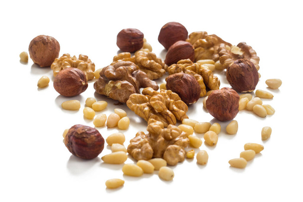 Různé druhy ořechů - borovice, vlašské ořechy, lískové ořechy. Izolováno na bílém pozadí - Fotografie, Obrázek