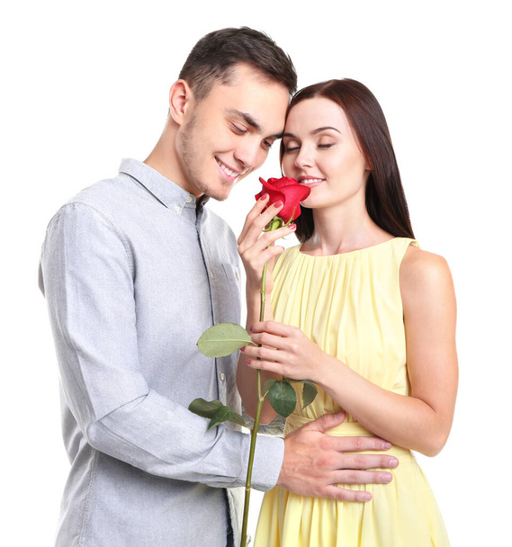 Onnellinen pari punaisella ruusulla valkoisella taustalla - Valokuva, kuva