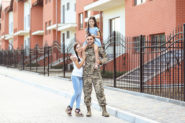 US army soldier with family on street - Foto, afbeelding