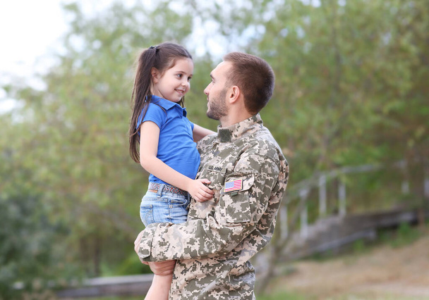 Soldado do exército dos EUA com filhinha no parque
 - Foto, Imagem