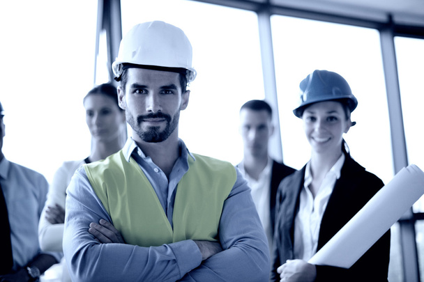 hommes d'affaires et ingénieurs en construction en réunion
 - Photo, image
