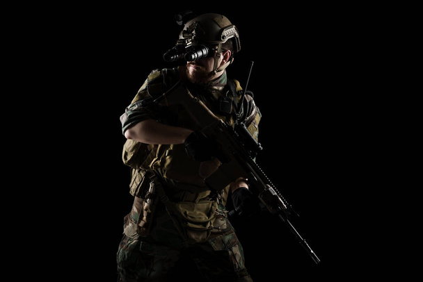 Солдат американского корпуса морской пехоты с винтовкой. снято в студии. изолированные с обрезкой на белом фоне
 - Фото, изображение
