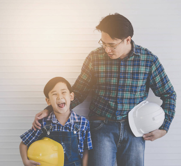 Bauarbeiter-Vater tritt neben seinem Sohn für Familienanschluss-Konzept im Vintage-Ton ein - Foto, Bild