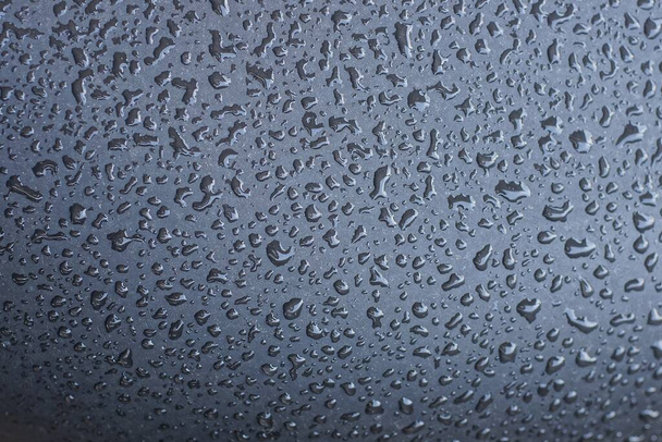 γκρι υφή πολλών σταγόνων νερού σε ένα βρεγμένο τοίχο - Φωτογραφία, εικόνα