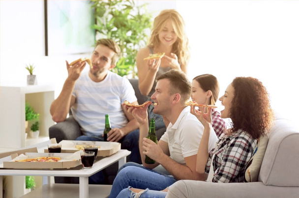 Freunde essen leckere Pizza zu Hause Party - Foto, Bild